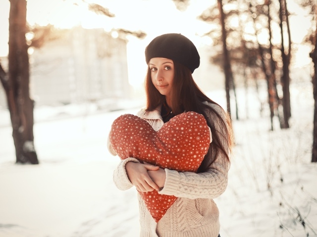 Красивая длинноволосая шатенка с игрушечным сердцем 