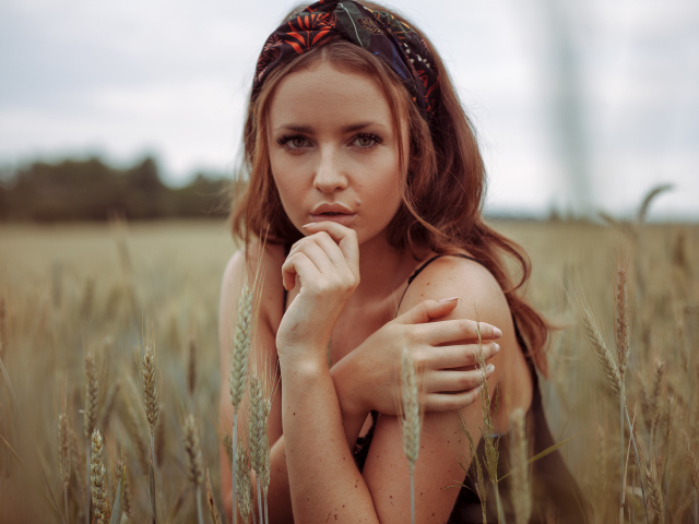 Красивая рыжеволосая девушка на поле с пшеницей
