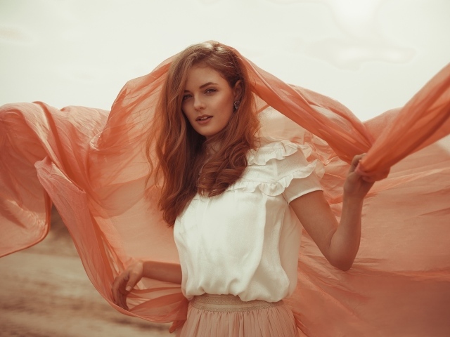 Красивая рыжеволосая девушка с накидкой 