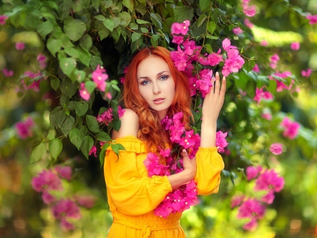 Красивая рыжеволосая девушка с розовыми цветами