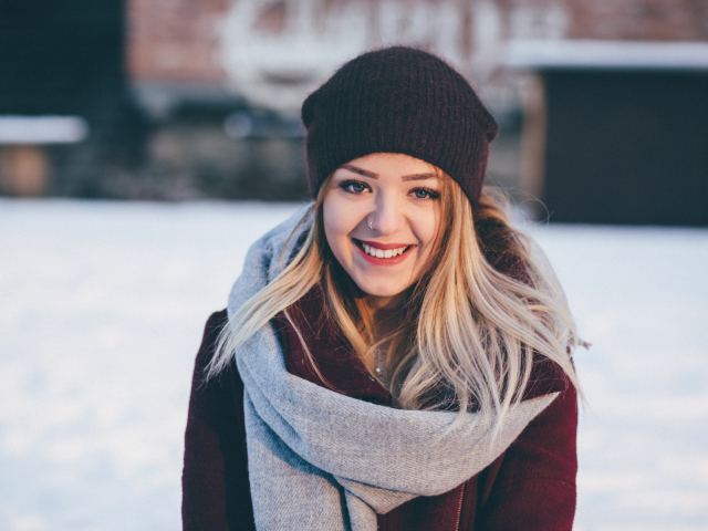 Красивая улыбающаяся девушка в зимней шапке