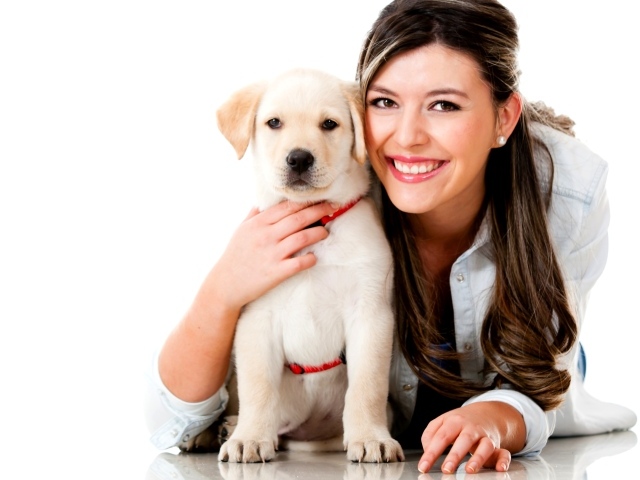 Красивая улыбающаяся девушка с щенком золотистого ретривера