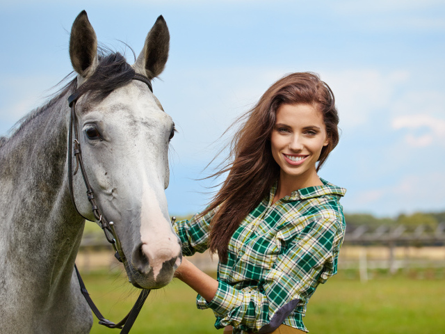 Красивая улыбающаяся девушка с конем