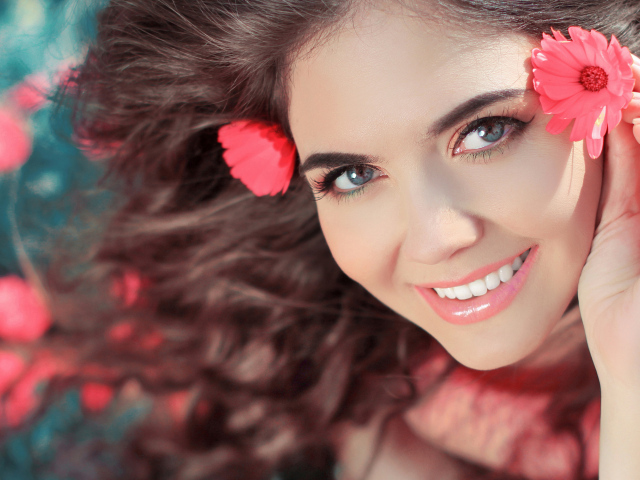 Красивая улыбающаяся девушка с цветами в волосах 