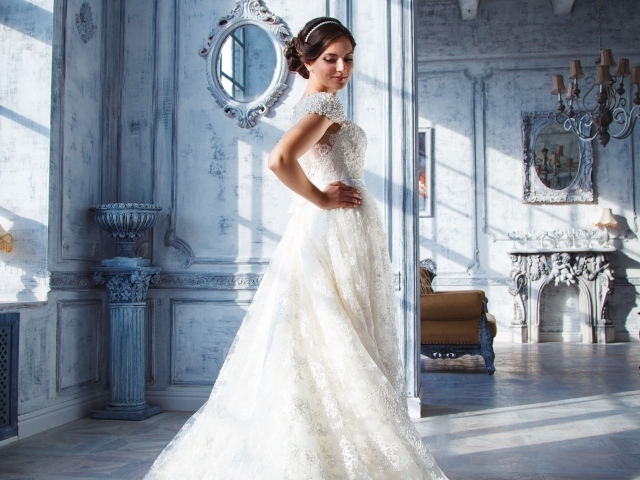 Красивая молодая девушка в шикарном белом свадебном платье