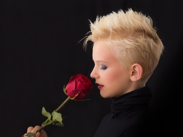 Блондинка с короткой стрижкой с красной розой в руке