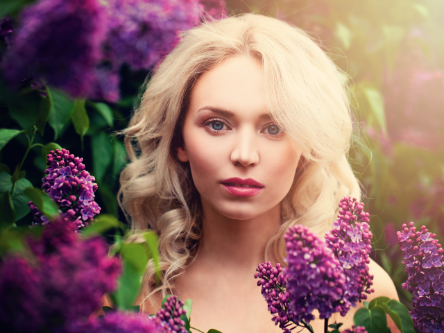 Голубоглазая блондинка в ветках сирени 