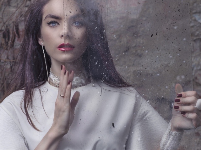 Голубоглазая брюнетка со стеклом в руках