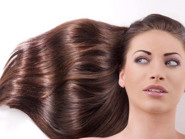 Голубоглазая длинноволосая шатенка на белом фоне