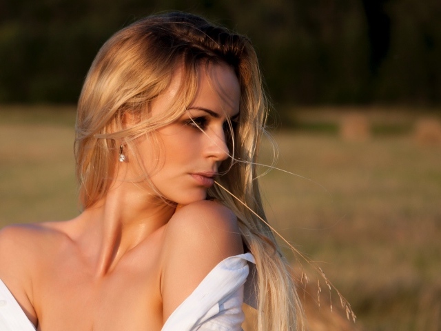 Нежная красивая девушка блондинка с колоском во рту