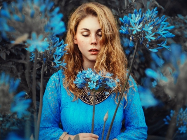 Мечтательная девушка с голубыми цветами 