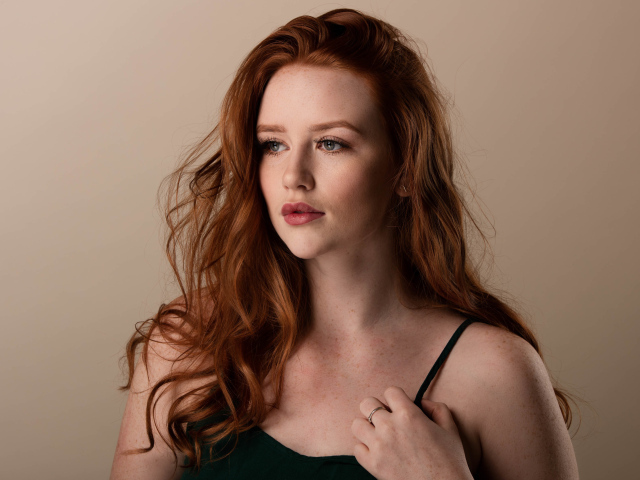 Нежная молодая рыжеволосая девушка