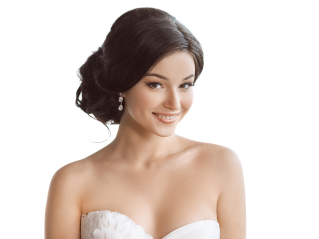 Девушка невеста с красивой прической на белом фоне