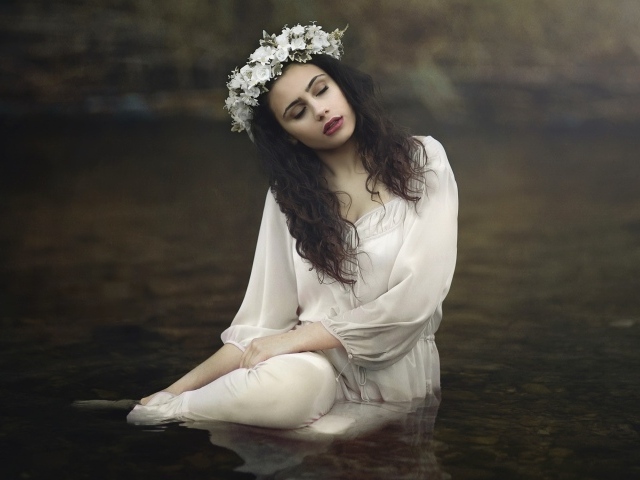 Девушка в красивом белом платье в воде