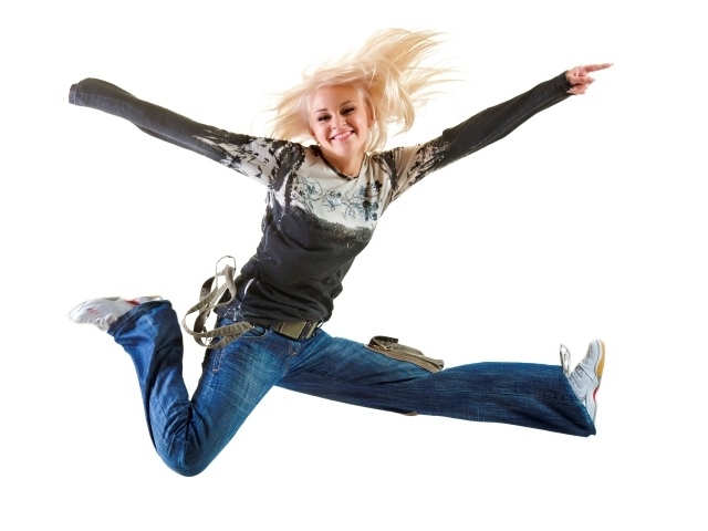 Прыжок девушки на белом фоне