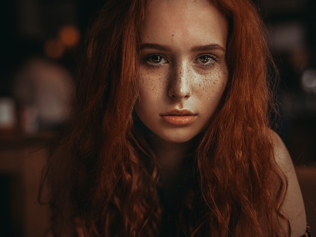 Рыжеволосая девушка с красивыми глазами 