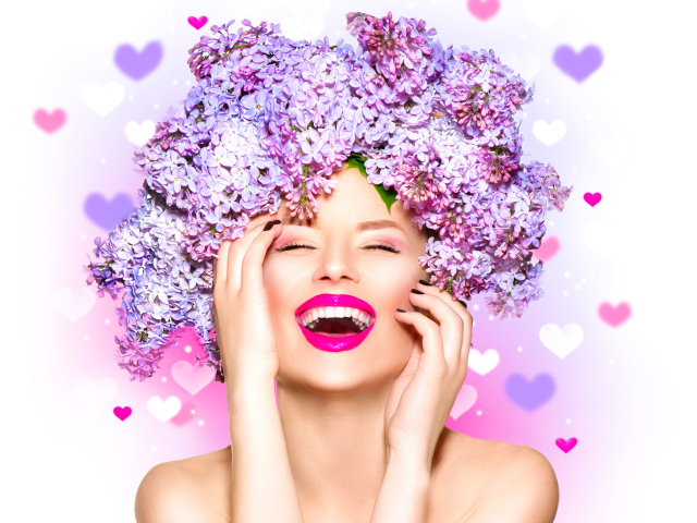 Улыбающаяся девушка с цветами сирени на голове