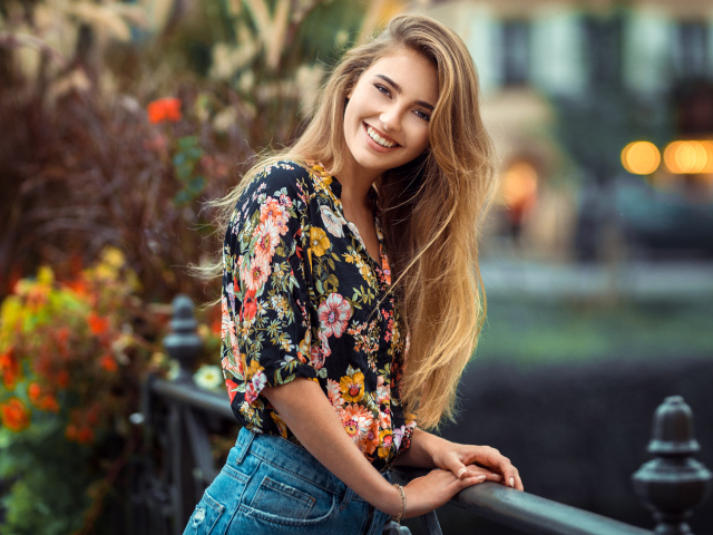 Улыбающаяся девушка с длинными волосами