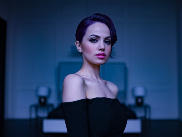 Стильная голубоглазая девушка с красивым макияжем