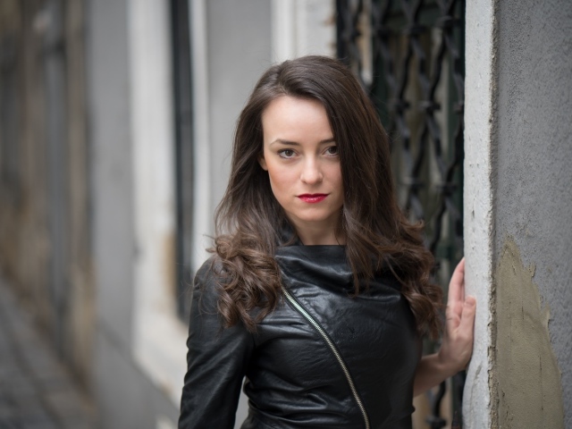 Стильная девушка брюнетка в черной кожаной куртке