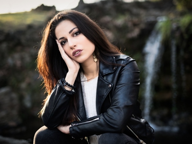 Стильная брюнетка в черной кожаной куртке