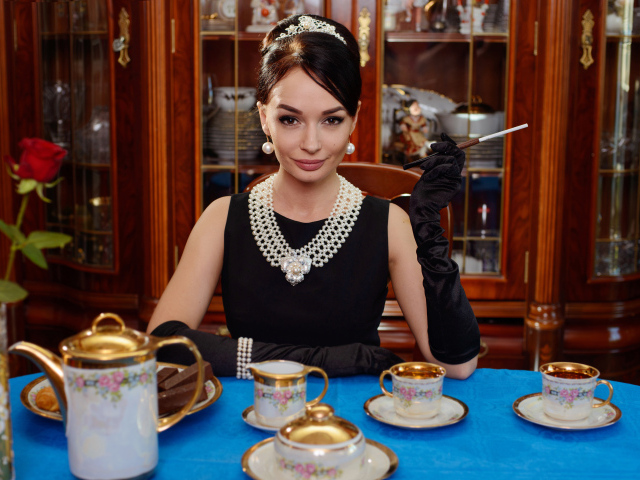 Стильная девушка в ретро стиле за столом с чаем