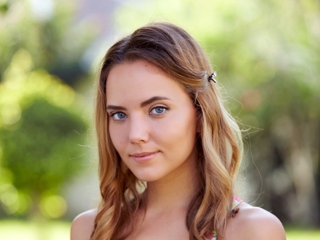 Нежная голубоглазая шатенка с заколкой в волосах 