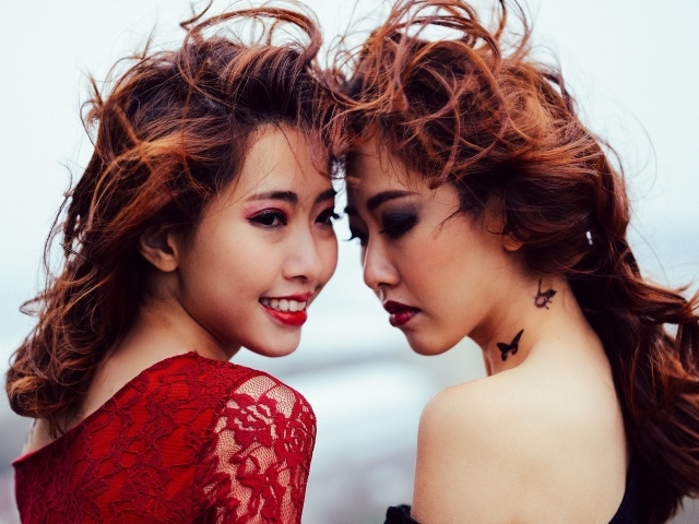 Две девушки азиатки с ярким макияжем 