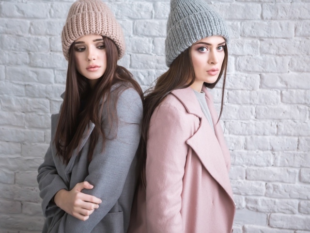 Две молодые девушки в теплых шапках 