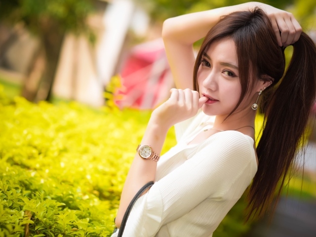 Молодая азиатка с часами на руке