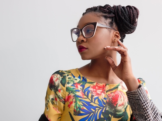 Молодая красивая темнокожая девушка в очках 