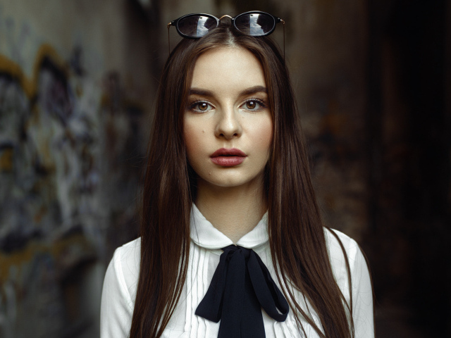 Молодая красивая девушка с очками на голове