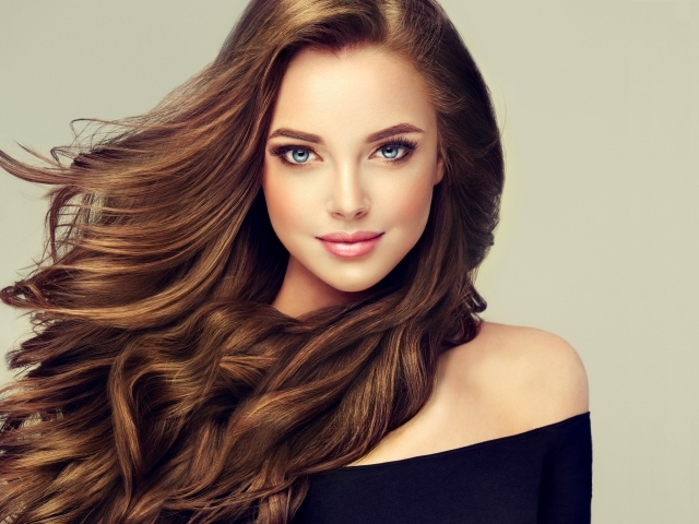 Молодая голубоглазая девушка с красивыми длинными волосами