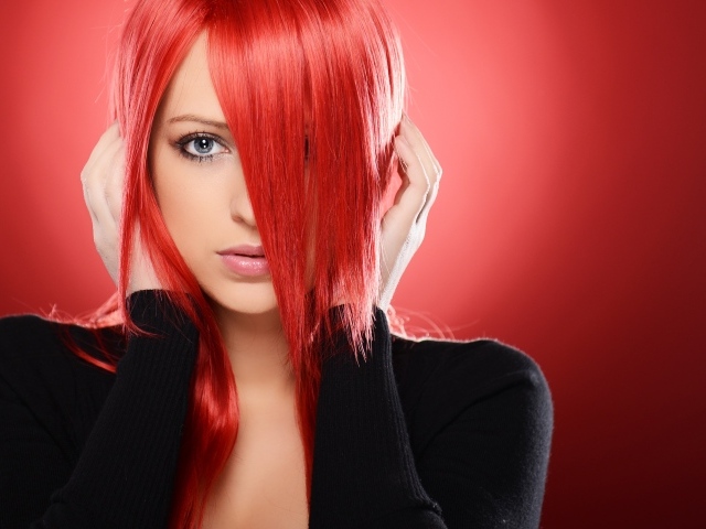 Молодая голубоглазая девушка с крашеными волосами