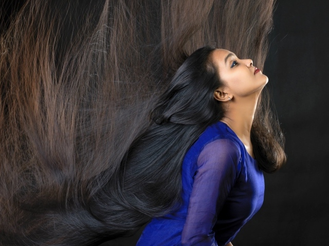 Молодая девушка брюнетка с длинными волосами 