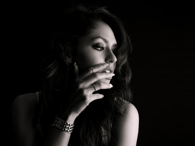 Молодая девушка с украшениями на руке черно-белое фото