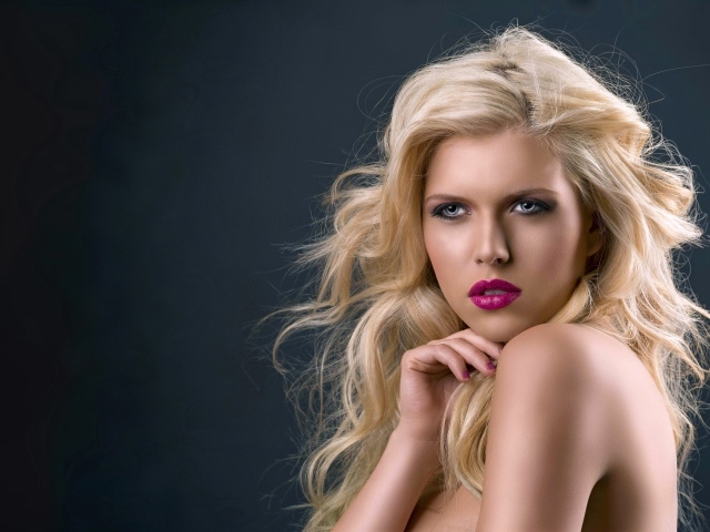 Молодая эффектная голубоглазая блондинка