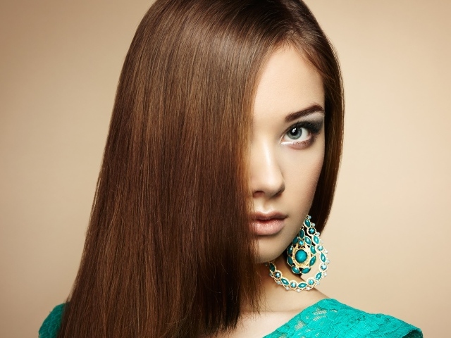 Молодая эффектная девушка с бирюзовыми серьгами