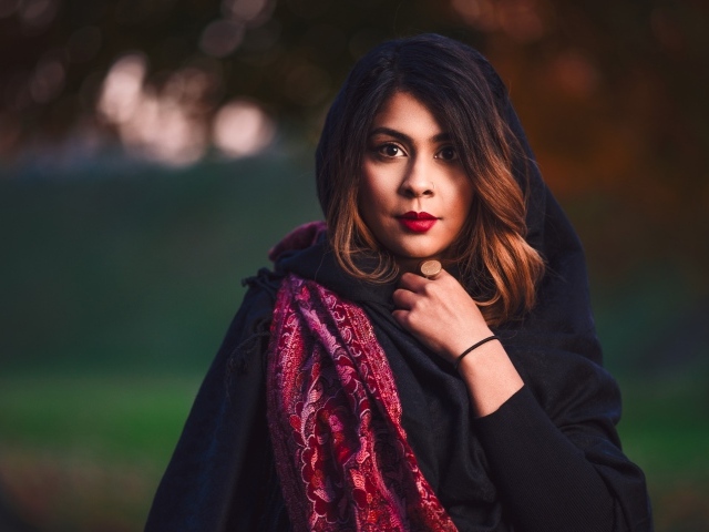 Красивая девушка модель в черном платке