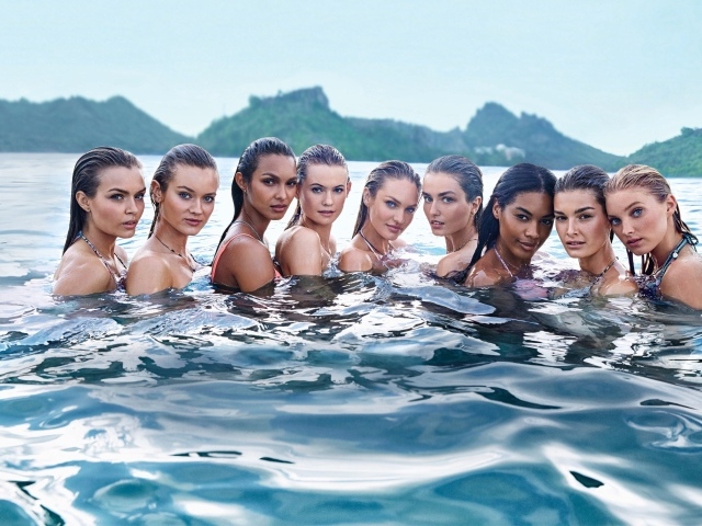 Красивые девушки модели в воде