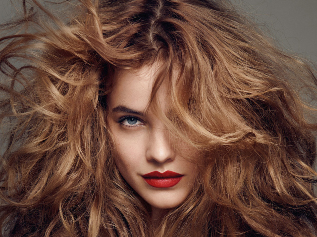 Модель Барбара Палвин с растрепанными волосами