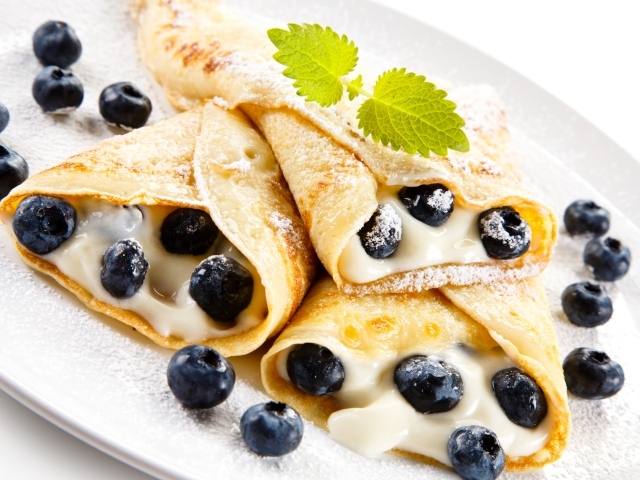 Аппетитные блины с творогом и черникой на Масленицу
