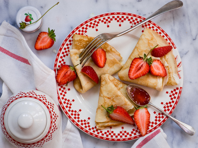 Аппетитные блины с клубникой на Масленицу