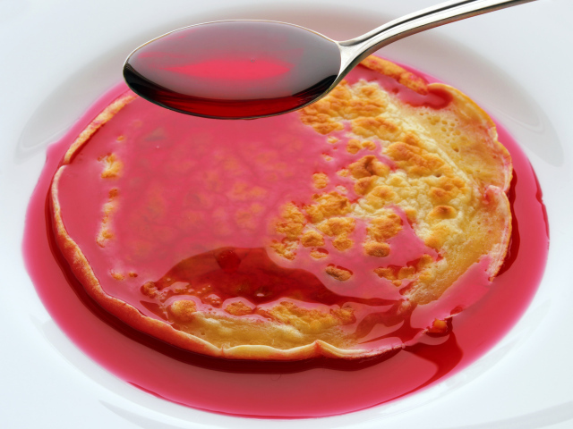 Блины с ягодным сиропом на белом фоне на праздник Масленица 2018