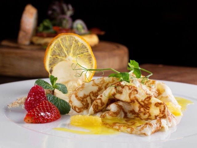 Блины с клубникой и лимоном на Масленицу