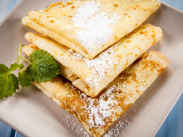 Тонкие блинчики с сахарной пудрой и листиком мяты на Масленицу 2018