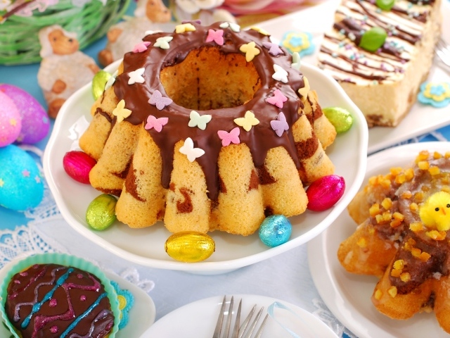 Красивый пасхальный кулич с шоколадом и яйцами на столе к празднику