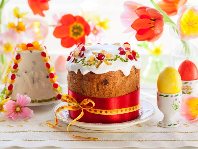 Красивые пасхальные куличи на столе с цветами и яйцами