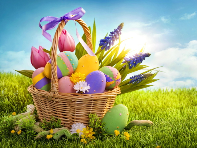 Большая корзина с пасхальными яйцами и весенними цветами на фоне голубого неба на Пасху