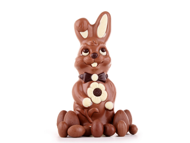 Шоколадный пасхальный кролик с яйцами на белом фоне